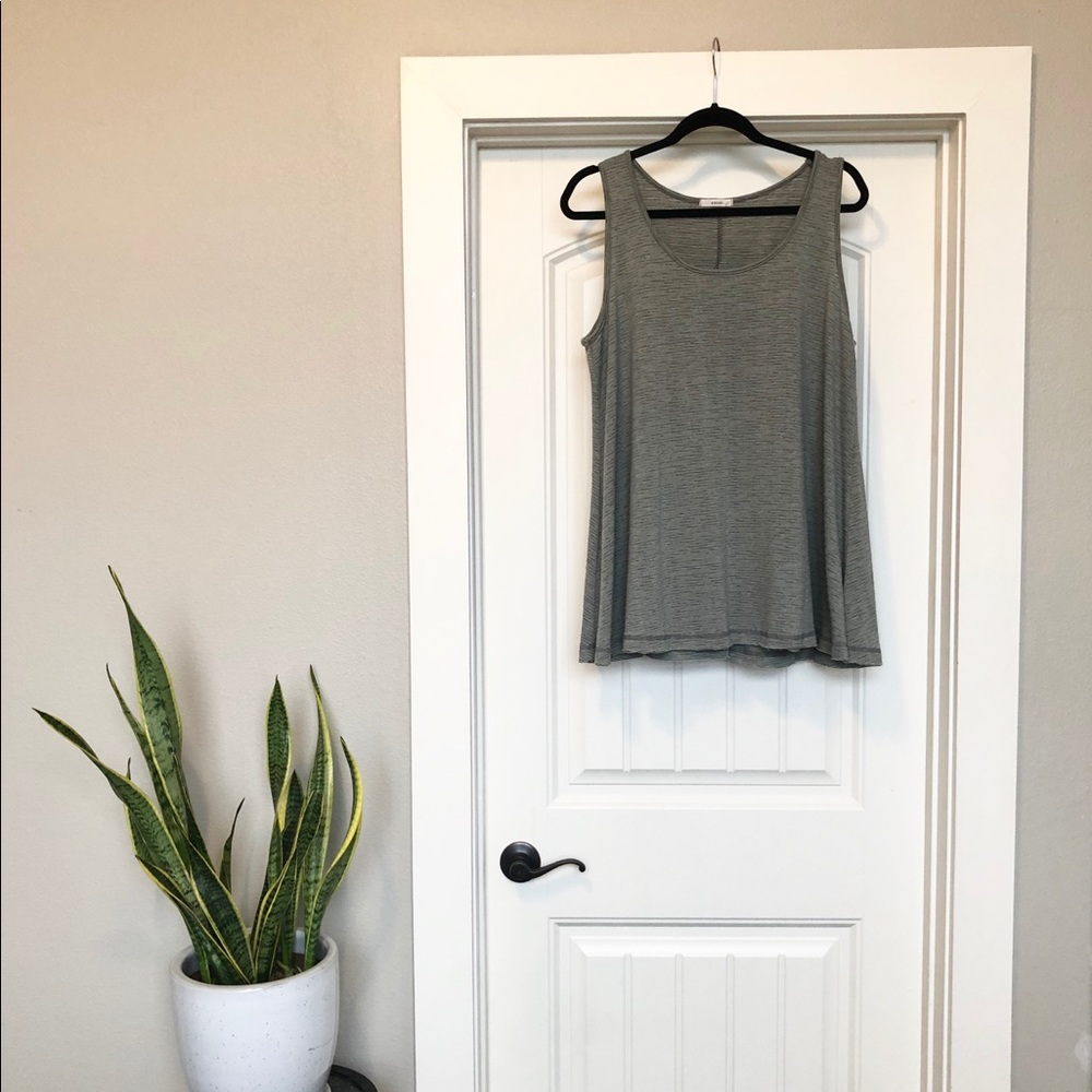 easel • flowy tank